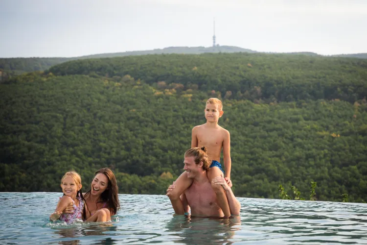 z Ózon Hotel & Luxury Villas****superior wellnessrészlege, az Év Szállodájának különdíjasa.