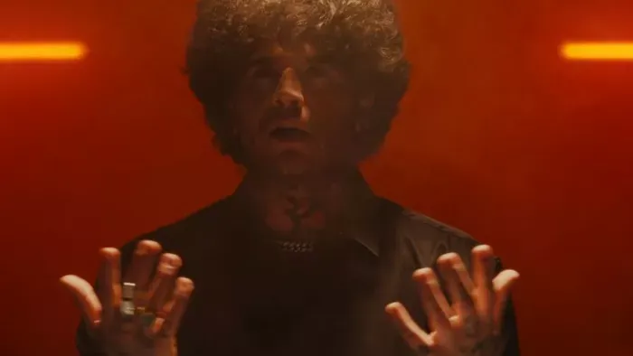 Mandula Ádám barátnője kamera elé állt