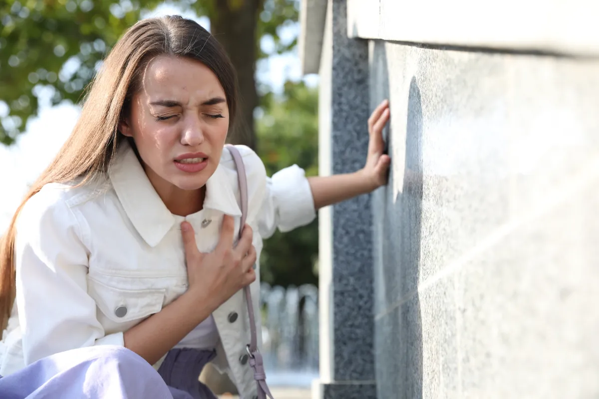 Fiatal nő szívrohamot kap reggel az utcán.