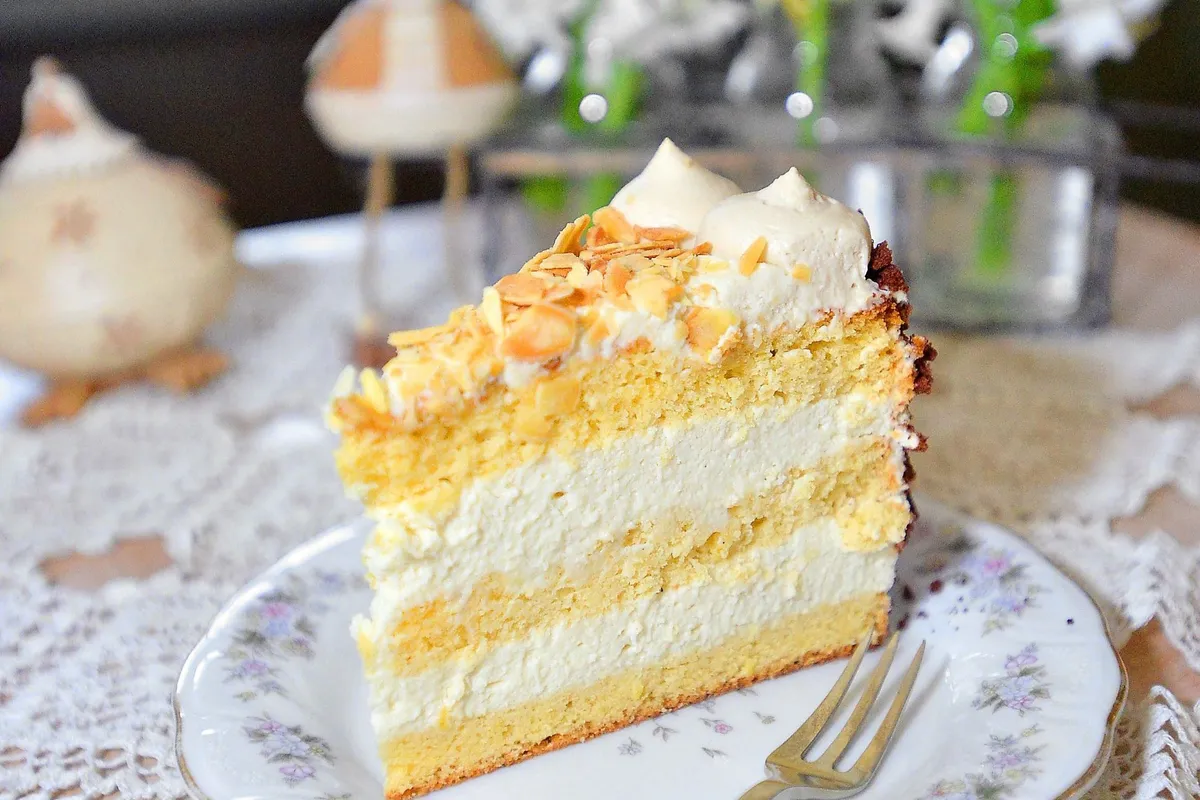 Magyar sütemények közül a képen látható a Deák-torta.