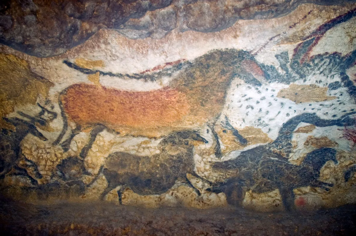 A Lascaux-barlang őskori barlangrajzai, amelyek vadállatokat ábrázolnak.