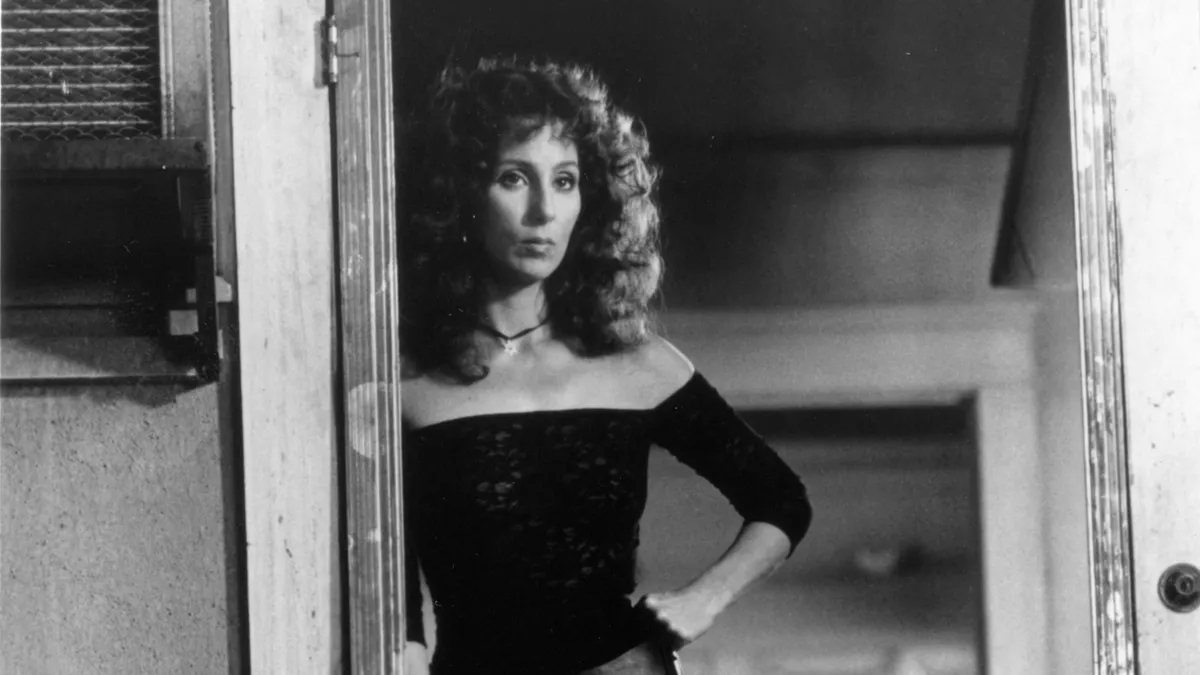 Retró kvíz: Cher az 1985-ös Maszk című film egyik jelenetében az ajtófélfának támaszkodva áll. 