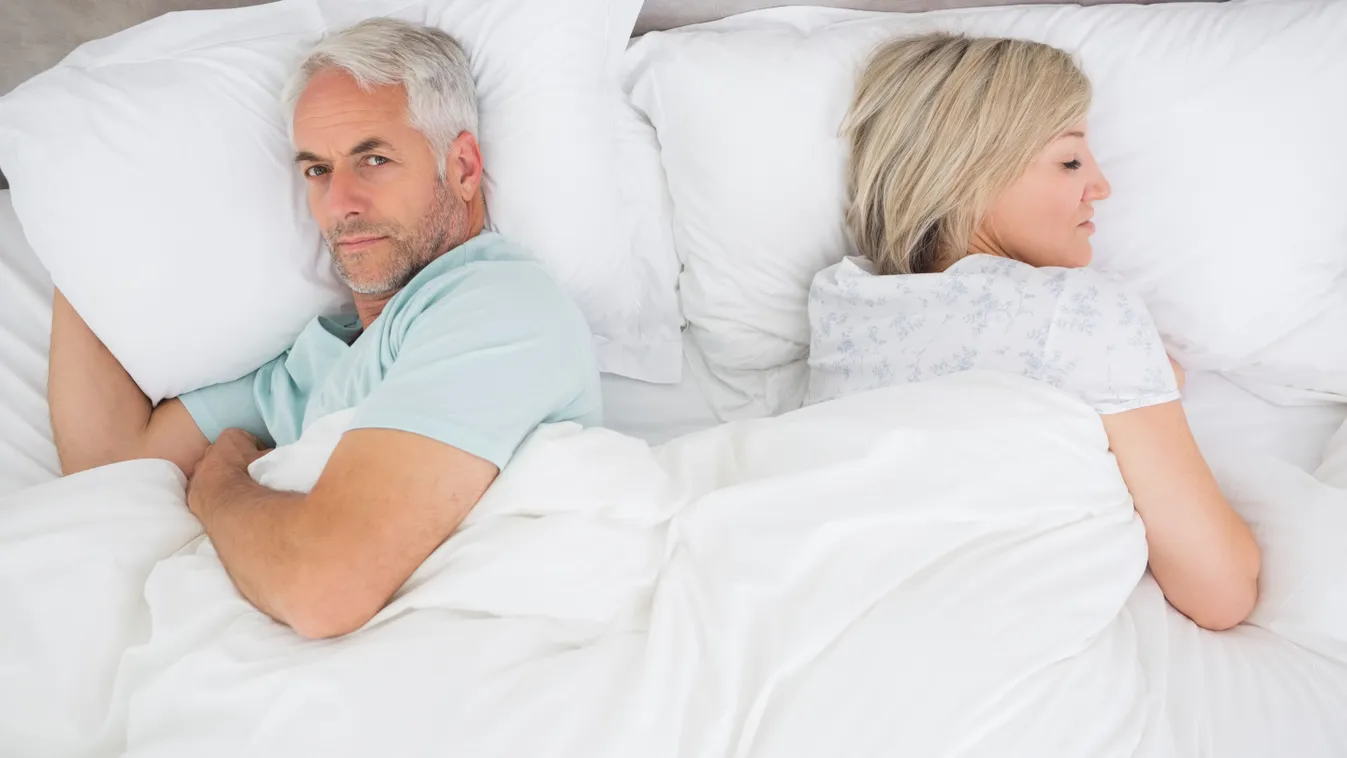 Párkapcsolati problémával küzdő házaspár, dühösen fekszik az ágyban.