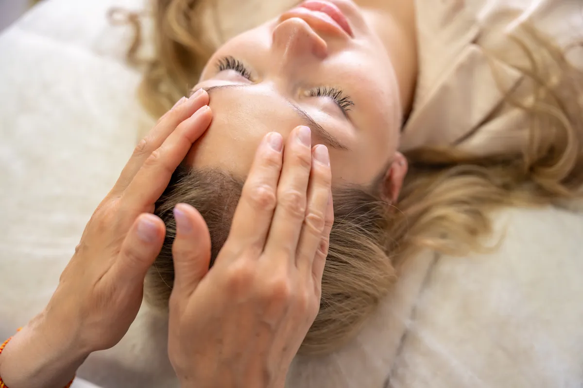 Metamorf masszázs a fejen. 