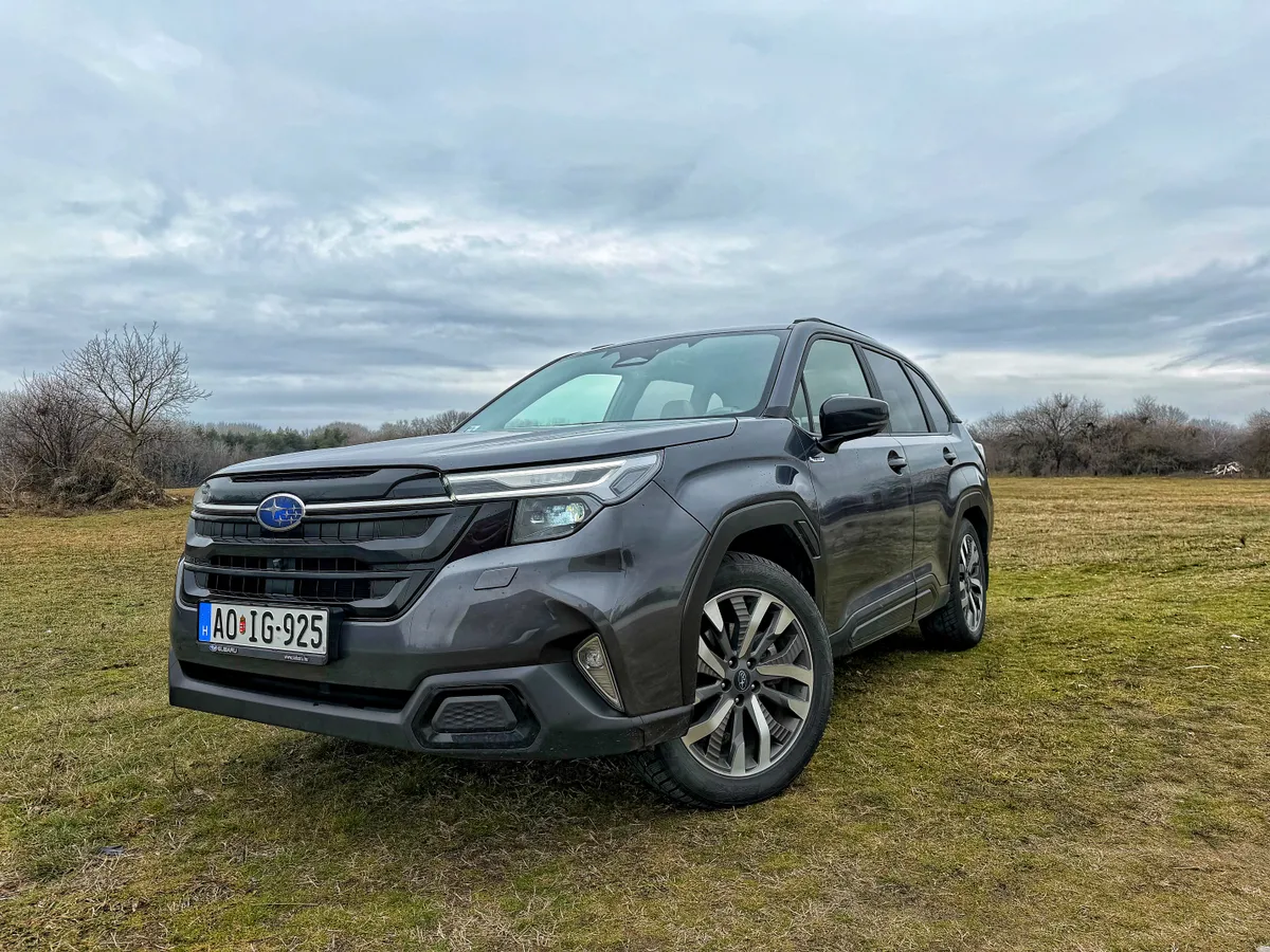 Subaru Forester tesztben szereplő kép az autó elejéről.