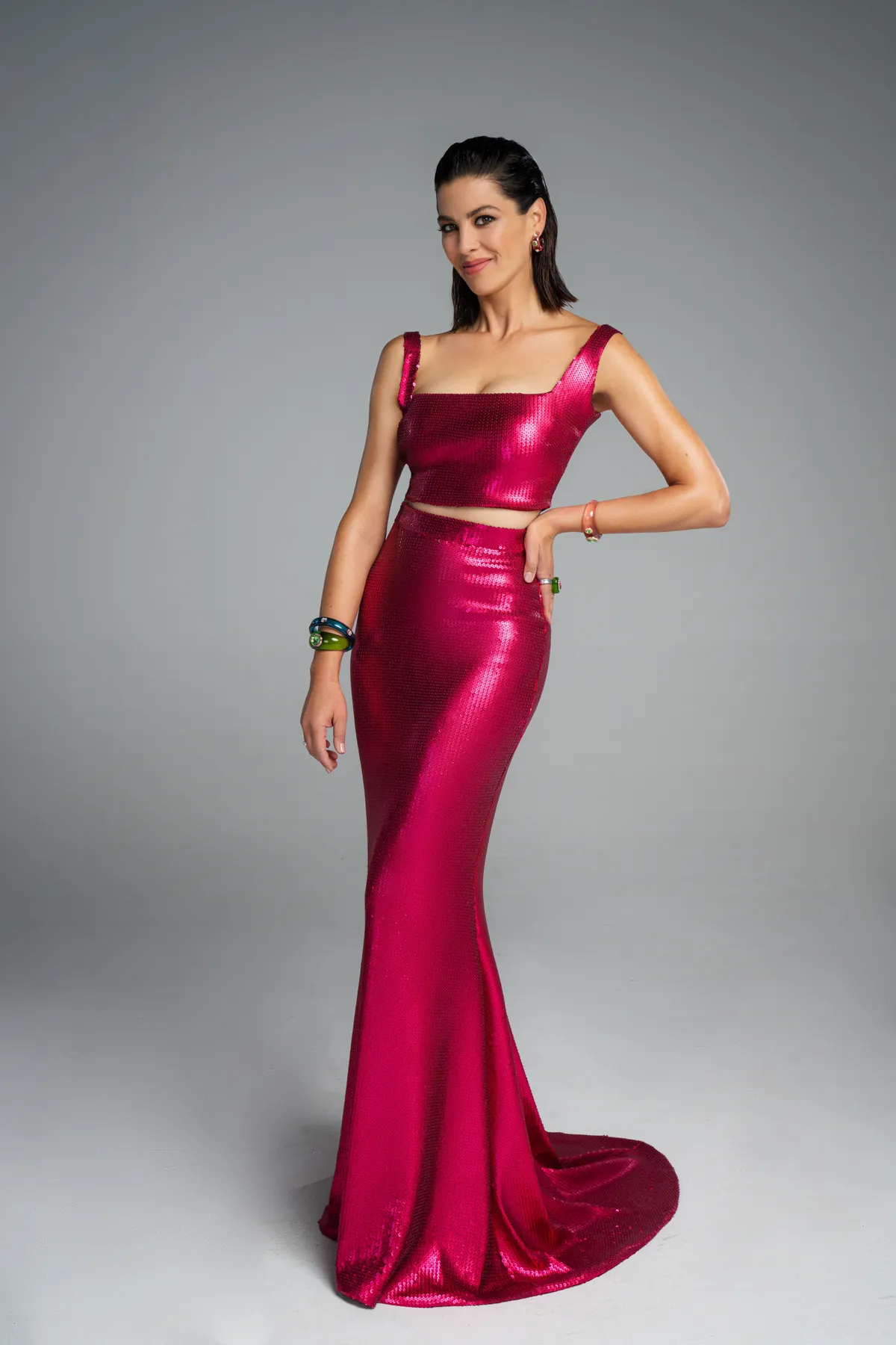 Ördög Nóra vörös ruhában pózol