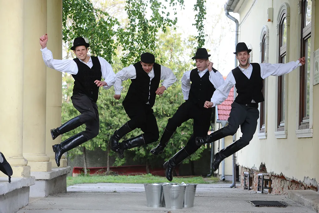 Húsvét húsvéti locsolás néphagyomány Enese enesei néptáncosok