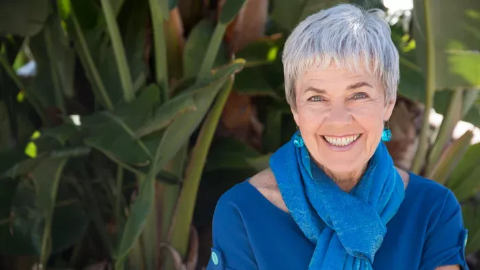 Briliáns stílustrükkök 50 feletti nőknek: így hordd a kéket!