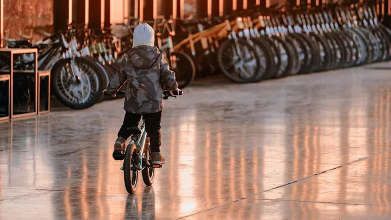 Biciklis baleset ért egy kislányt Kiskunfélegyházán, majdnem tragédiával végződött – videó