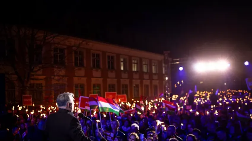 Elképesztő tömeg Esztergomban, Orbán Viktort akarták látni az emberek