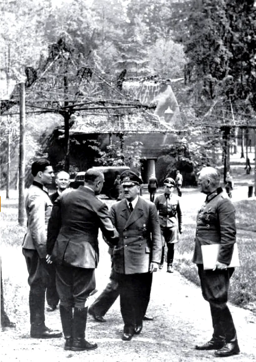 Hitler, Karl Bodenschatz, Keitel és Stauffenberg az utolsó merénylet előtt 5 nappal. 