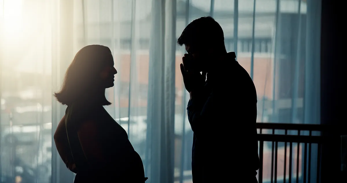 Sziluett egy veszekedő párról, egy terhes nőről és egy kétségbeesett férfiról, aki a horoszkóp szerint hűtlen jegyben született