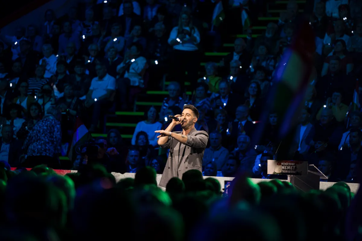 Király Viktor is énekelt a dwbreceni Háborúellenes Gyűlésen.