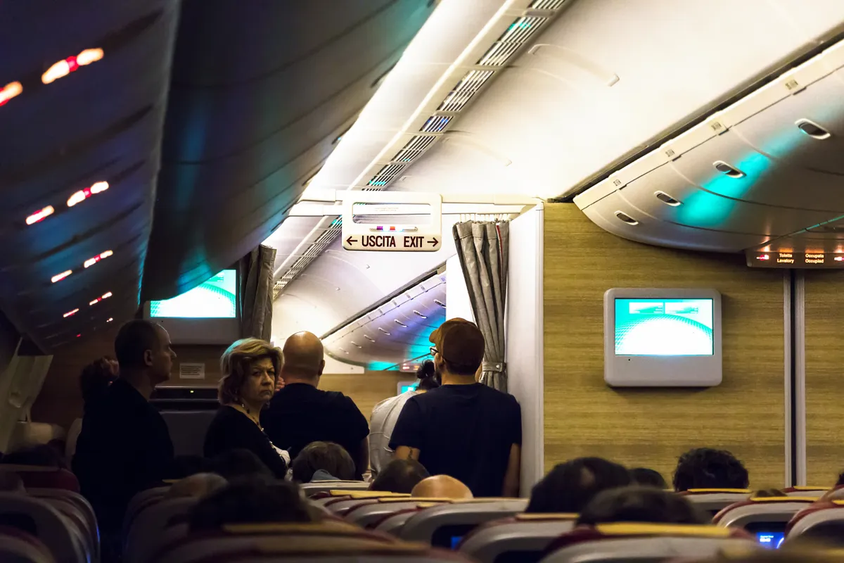 Kényszerleszállás után az utasok elhagyják a repülőt.