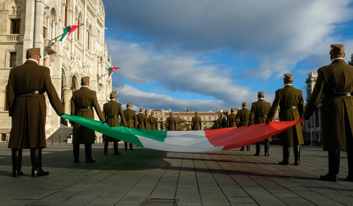 Nemzeti lobogó katonai tiszteletadás mellett vonul egy október 23-i megemlékezésen.