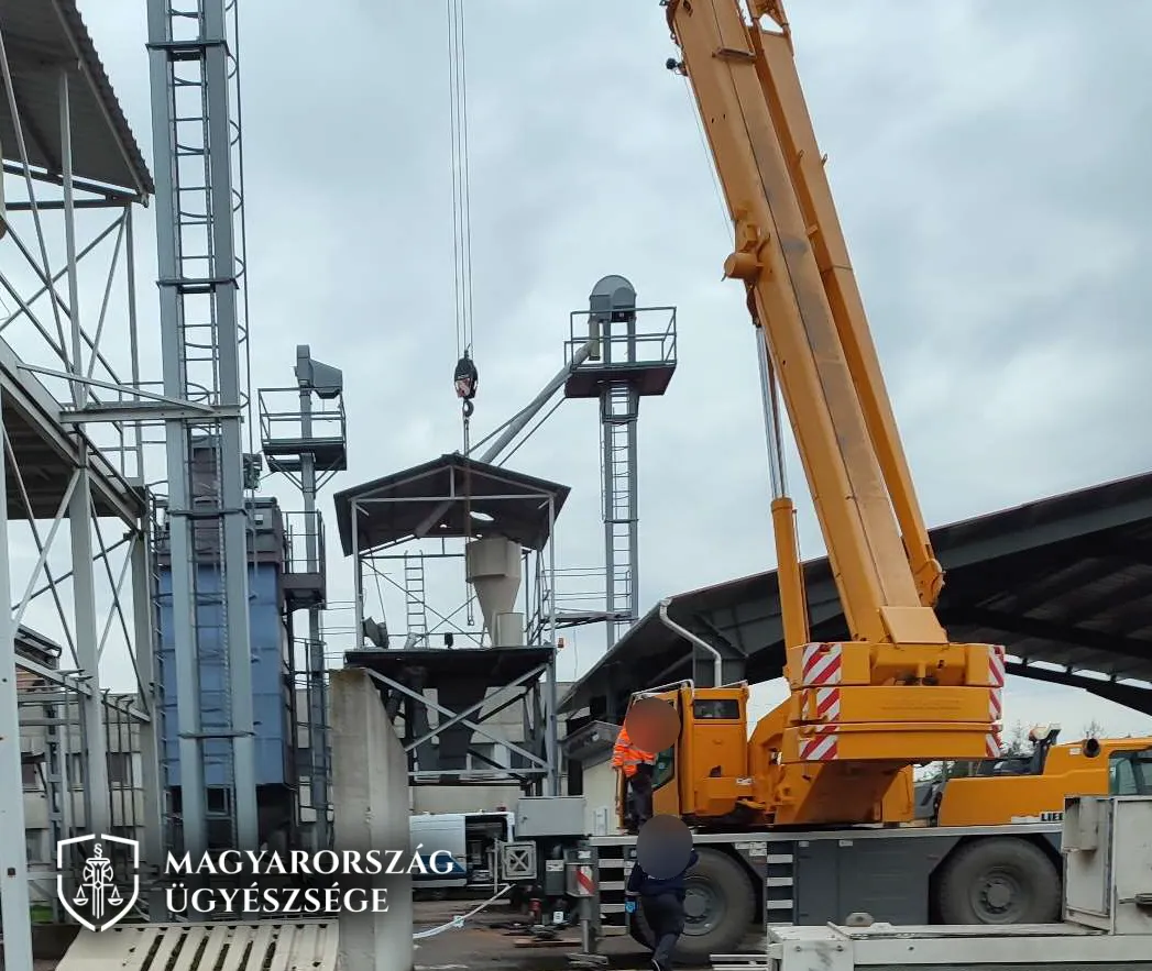 a szabálytalanul használt daru miatt esélye sem volt a menekülésre a magasban rekedt munkásnak.