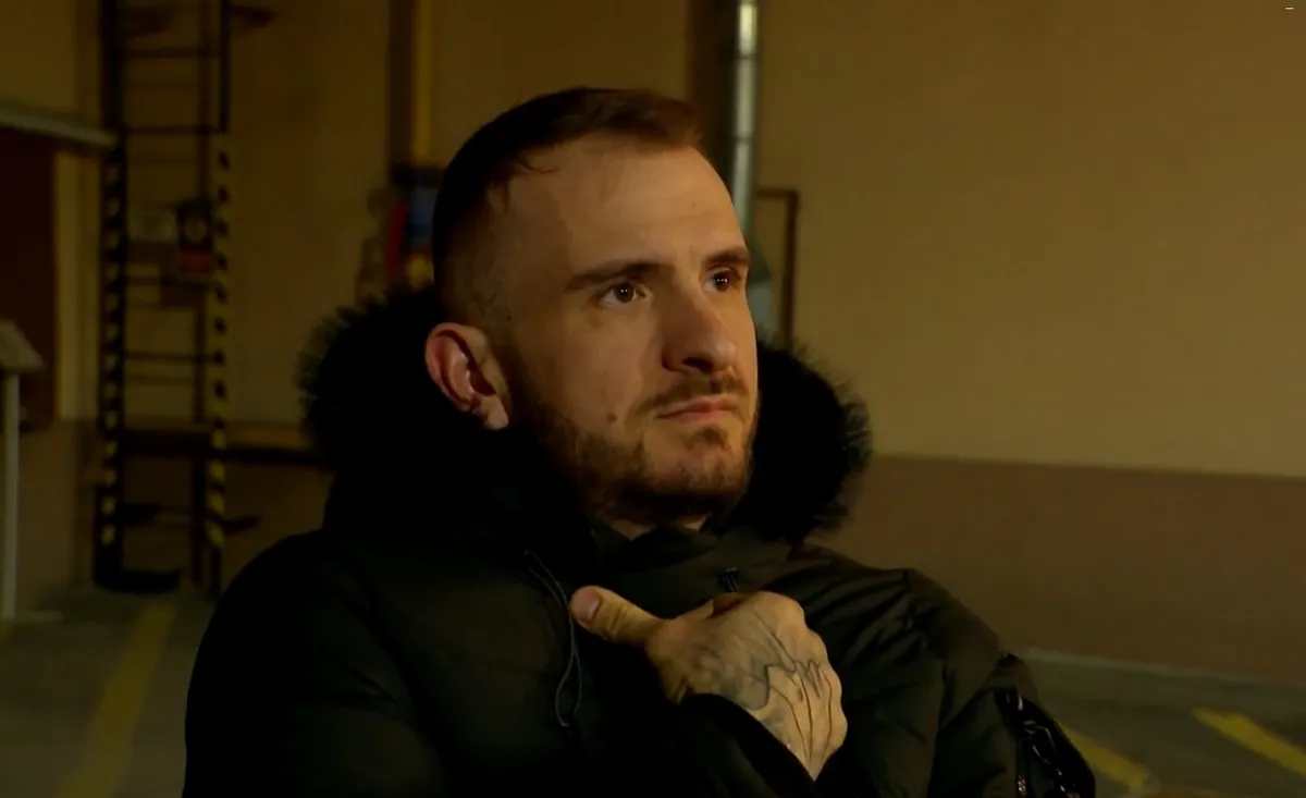 A Séfek Séfe Patrikja kint, egy székben ülve várta a mentők érkezését.