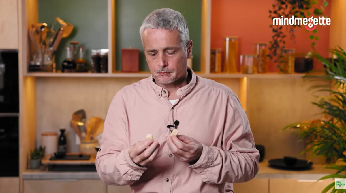 Gundel Károly sajtbíra, aki magyarázza a jó kézműves sajtok tulajdonságait.