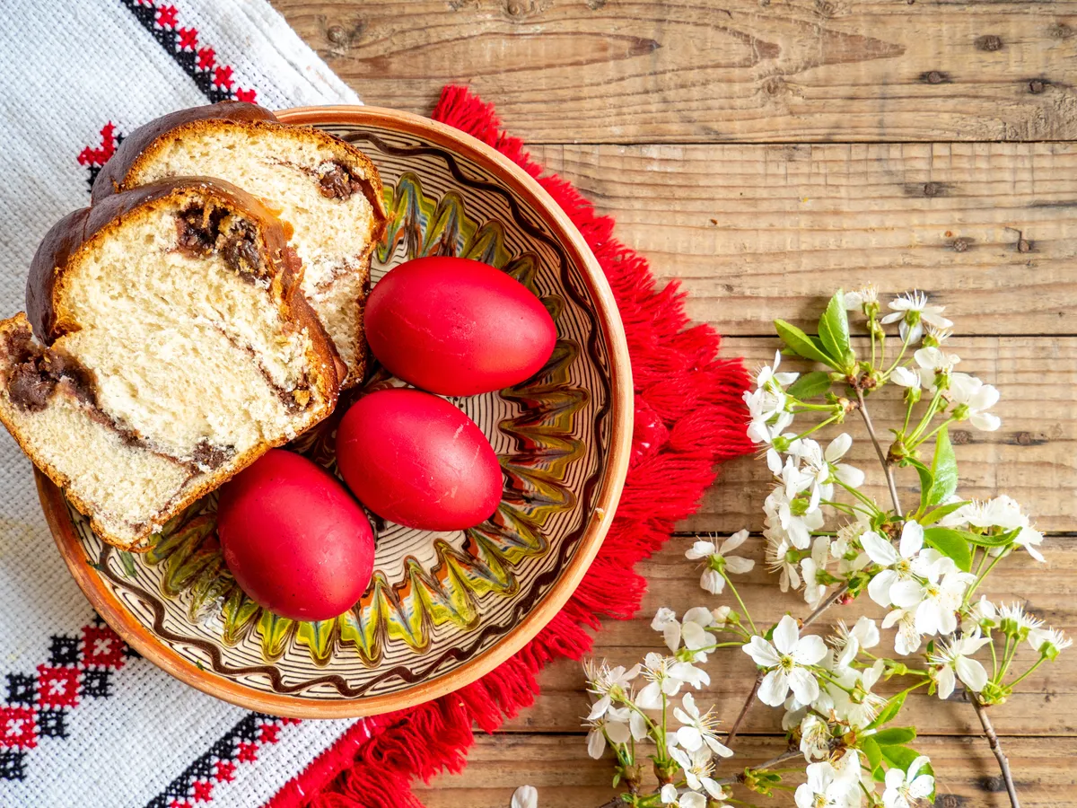 Húsvéti főtt tojás pucolása előtt a kosárban.