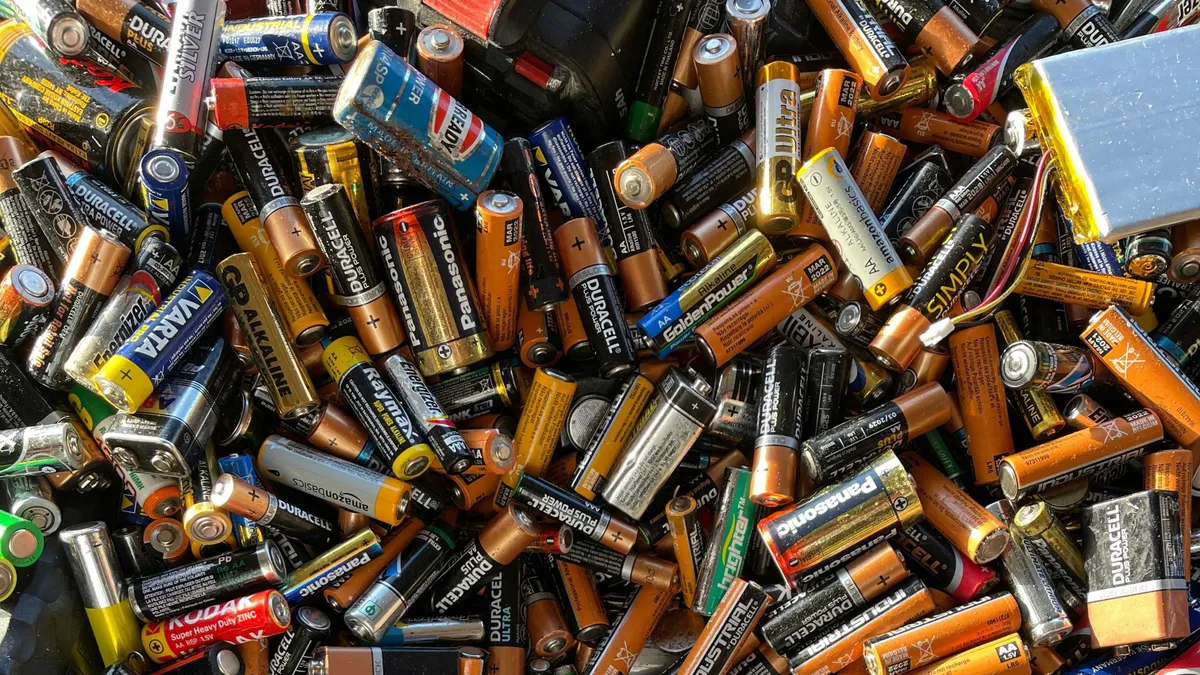 Lenyelt egy elemet, amíg a szülők nem figyeltek