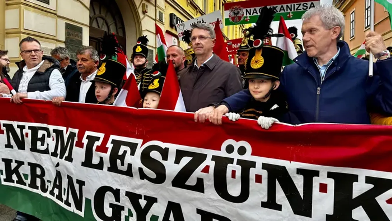 Cukiság Nagykanizsán: a "kicsi huszárok" is Orbán Viktort támogatják, alig láttak ki a molinó mögül