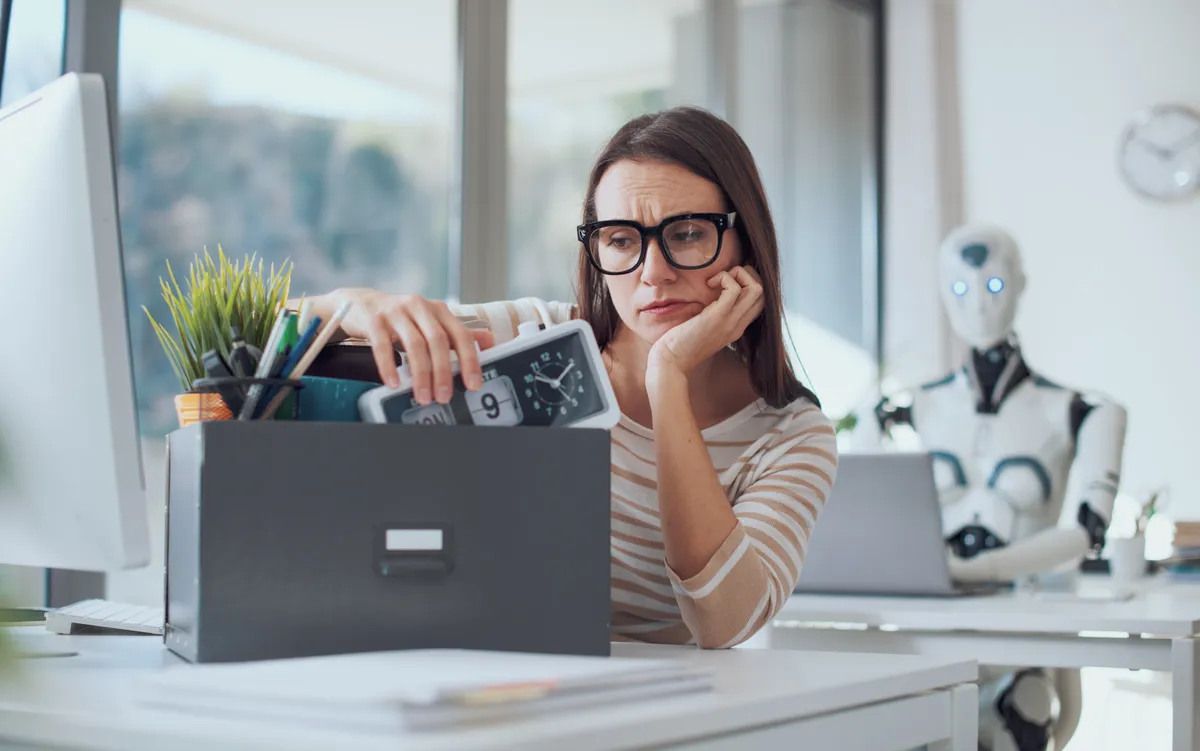 Elbocsátott irodai dolgozó pakolás közben, miután a horoszkópjában megjósolták a kirúgását