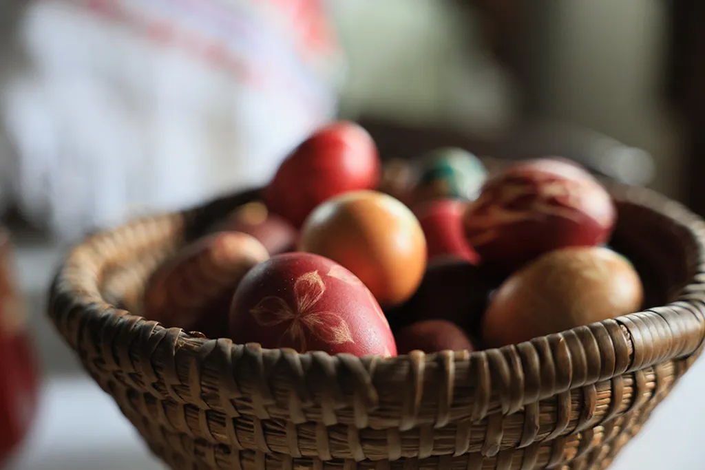 20250420 Nyíregyháza Sóstó 
Húsvét  
Sóstói Múzeumfalu 
Falusi Húsvét címmel változatos programok, kézműves- vásár és foglalkozások várják az érdeklődőket a Sóstói Múzeumfaluban. 

Fotó: Sipeki Péter  SP 
Kelet-Magyarország  KM 

A képen: hímes tojás 