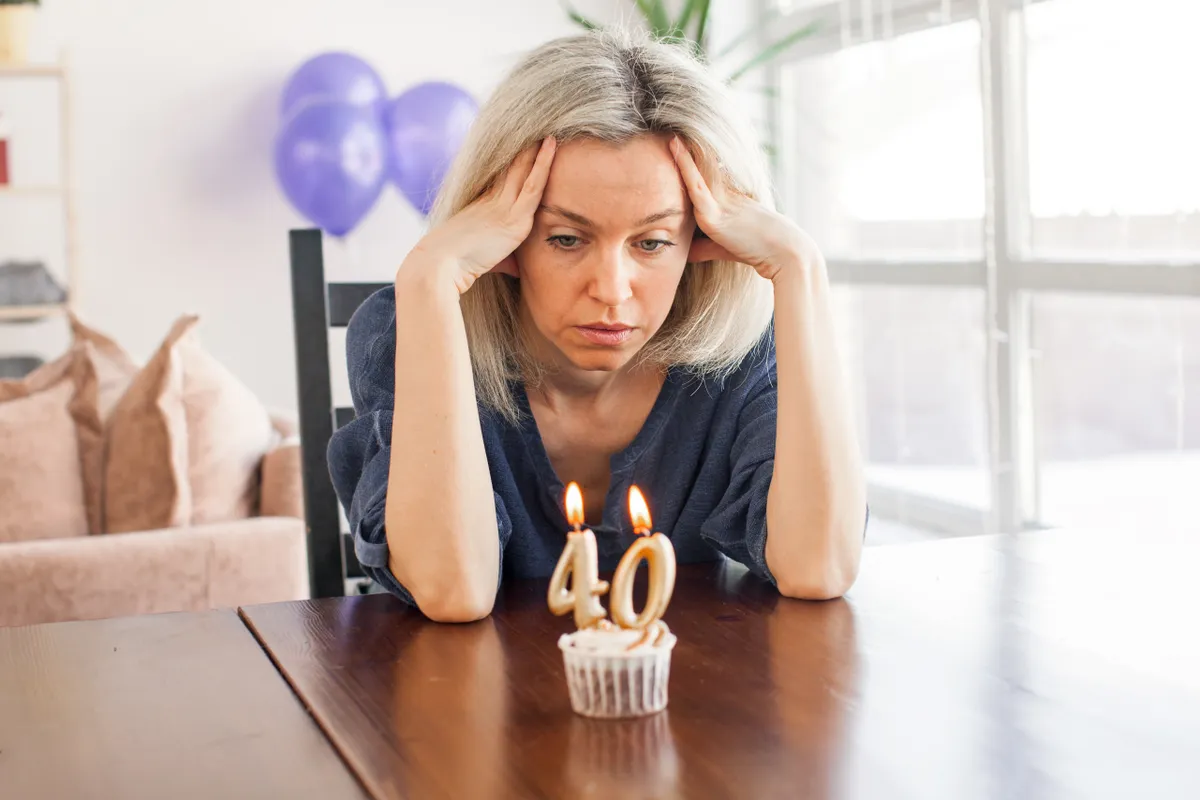 Életközepi válsággal küzdő nő a 40. születésnapján.
