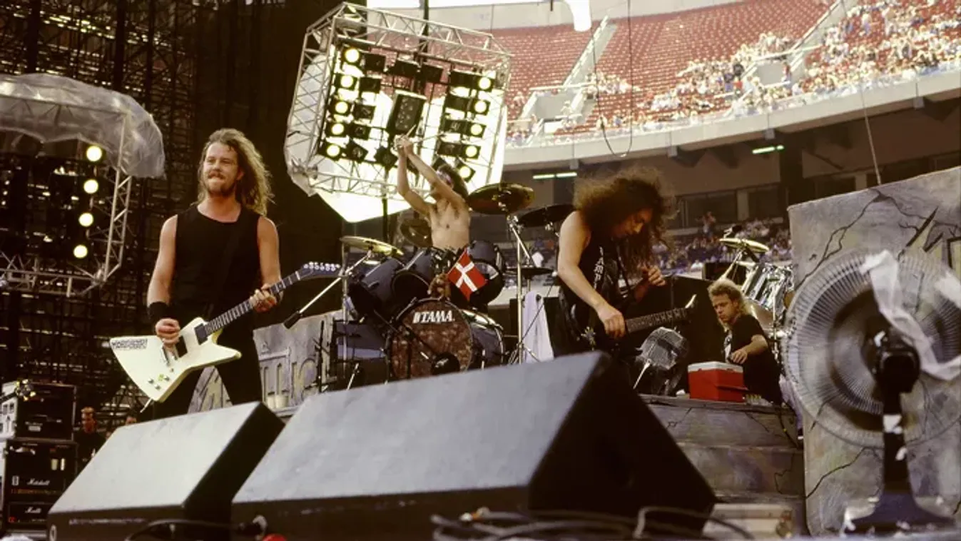 Végtelenül romantikus: a víz alatt kérte meg barátnője kezét a sztárénekes