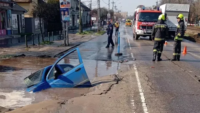 Beszakadt az úttest egy autó alatt Budapesten
