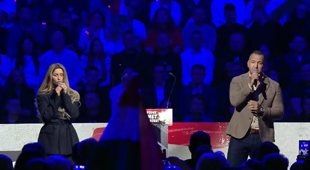 radics gigi curtis háborúellenes gyűlés