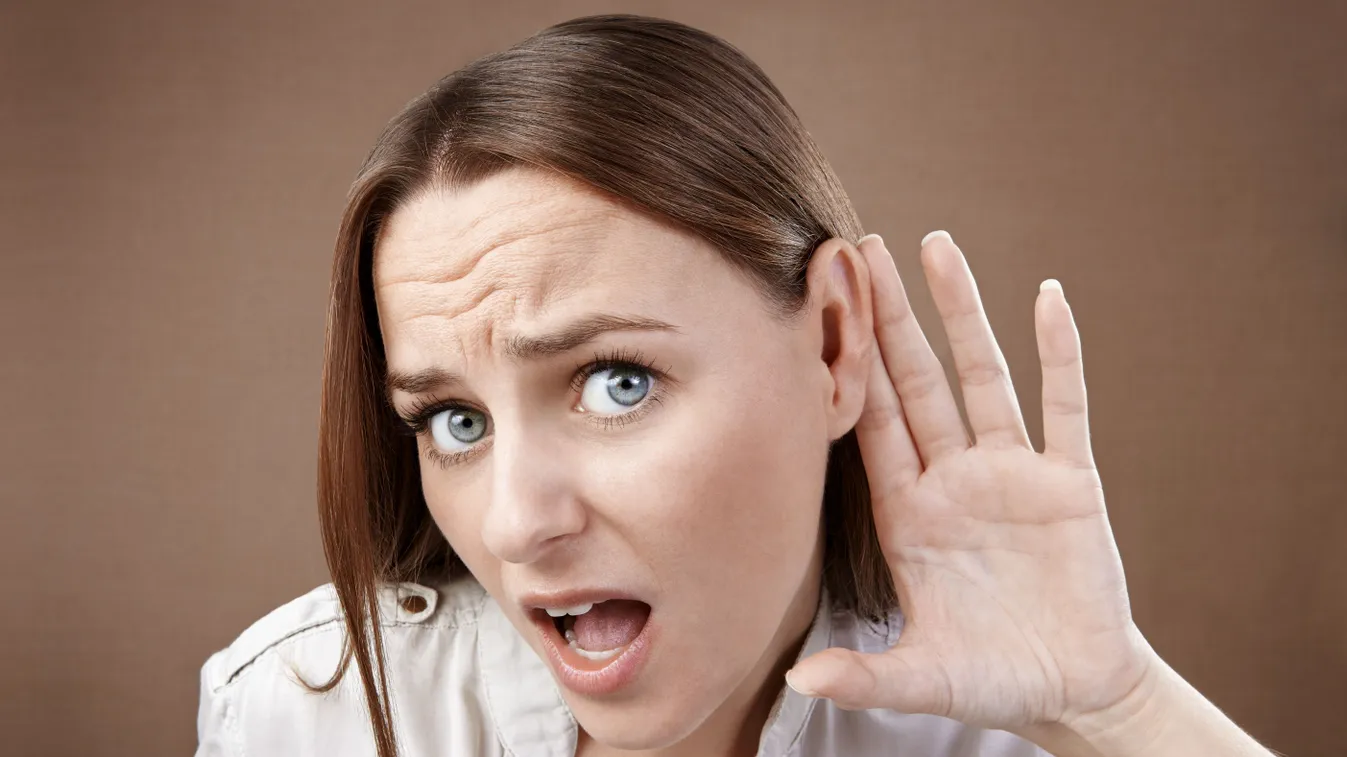 Nagyothalló fiatal nő, akinek derogál a hallókészülék használata