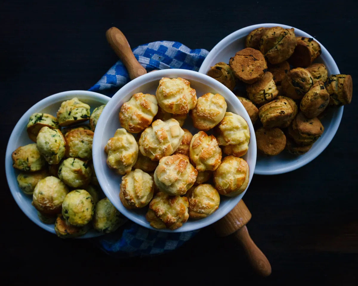 Medvehagyma pogácsa tányéron