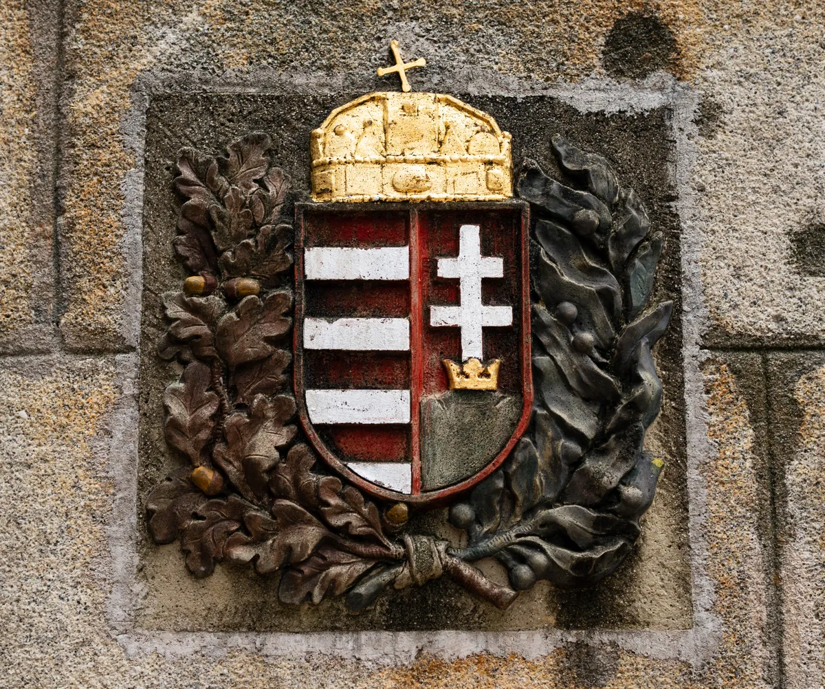 Magyar nemzet címer egy épület falában.