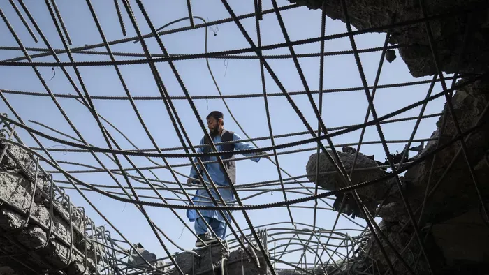 Segélyre váró nőkre omlott egy bolt teteje