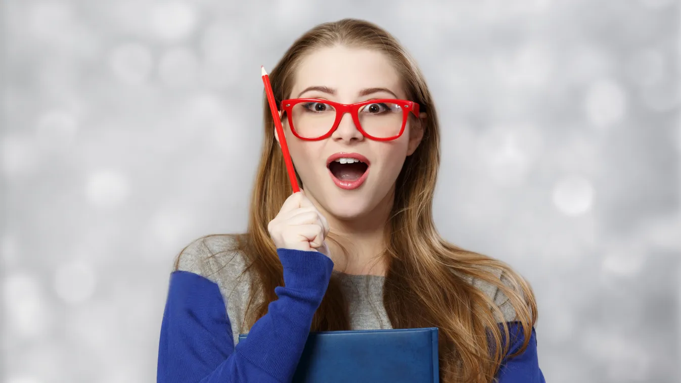 Egy piros szemüveges lány az irodalmi kvízben.