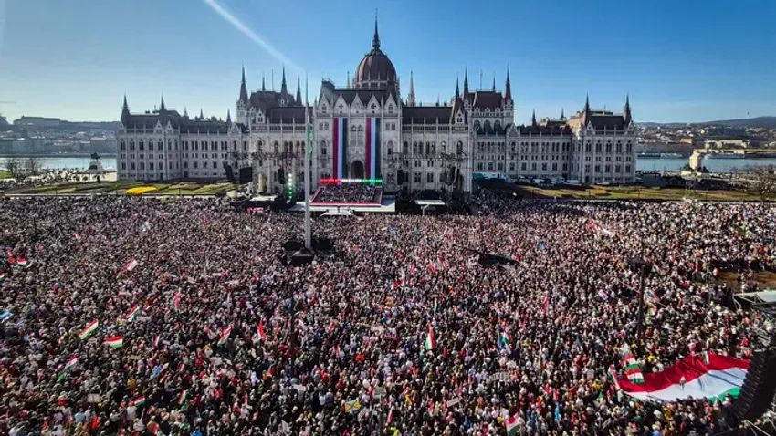 Ennyivel többen voltak a Kossuth téren, mint a Hősök terén