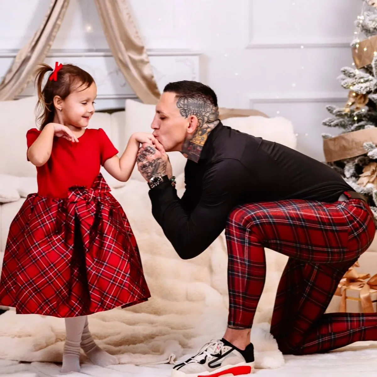 Boráros Gábor tenyerén hordozza kislányát, igazi kis hercegnőként kezeli.