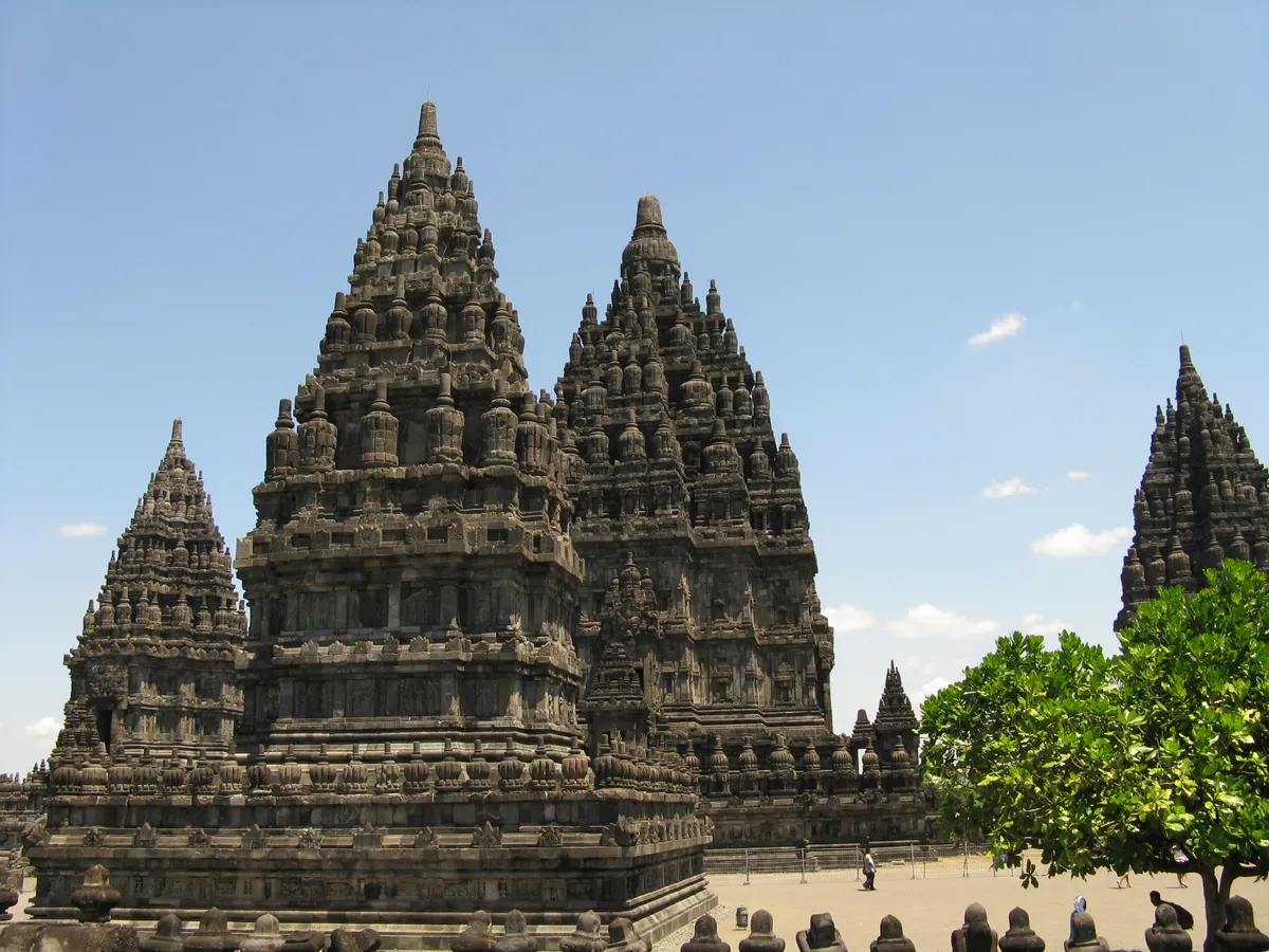 A díszes Prambanan-templom Yogyakartában, Indonéziában.