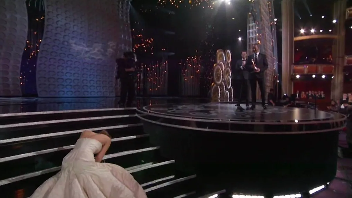 2013-as Oscar-gála, Jennifer Lawrence megbotlik a lépcsőn.