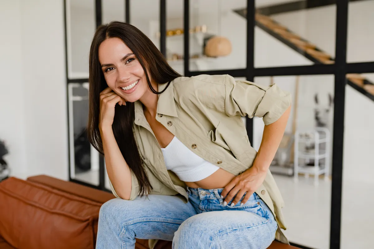 Khakizöld inget viselő felnőtt nő.