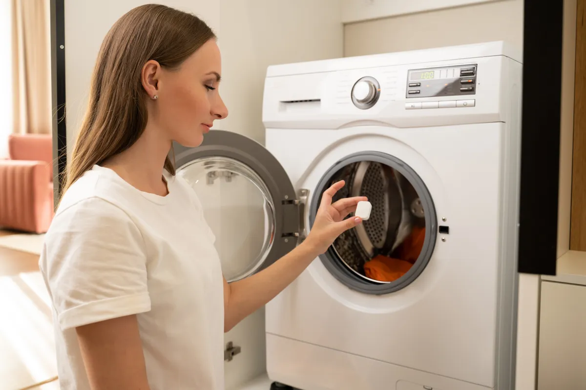 Mosógép tisztítása mosogatógép-tablettával.