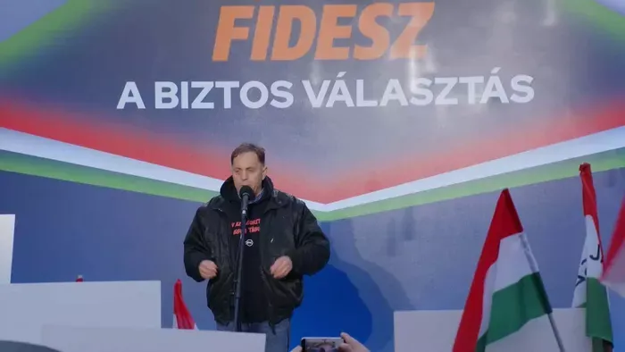 Pócs János: Két út áll előttünk, az úton pedig két ember áll