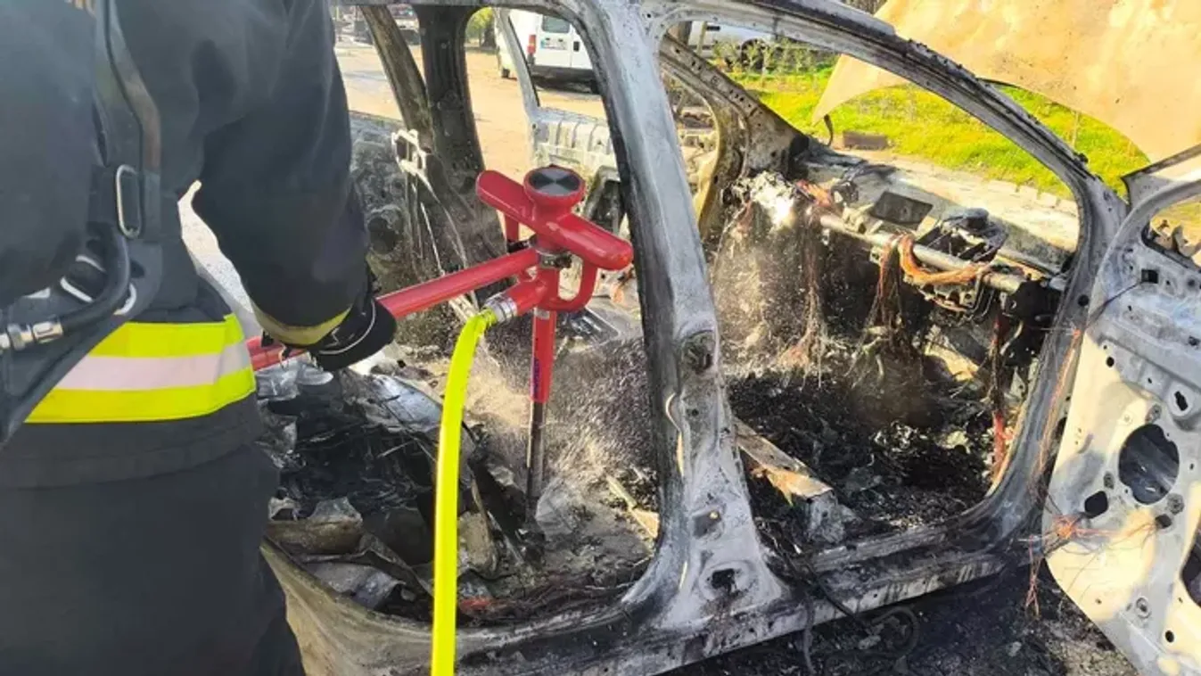 Riadalom Ócsán: Töltés közben kapott lángra az elektromos autó