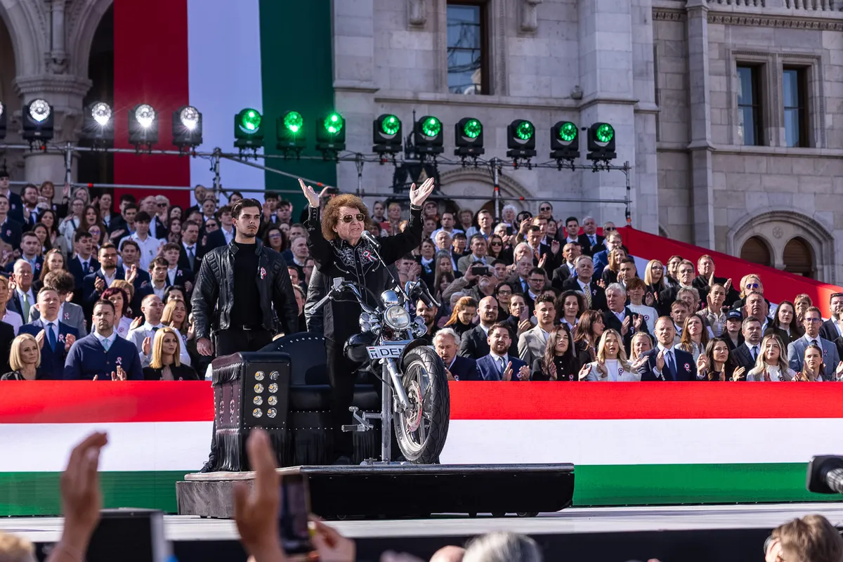 Demjén Ferenc a Szabadság vándorait énekelte a Békemeneten