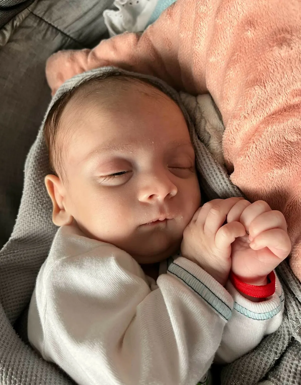 A szívbeteg Józsika hazatérése azonban nem jelenti azt, hogy minden gond megoldódott. A gyermek szervezete továbbra is rendkívül törékeny. 