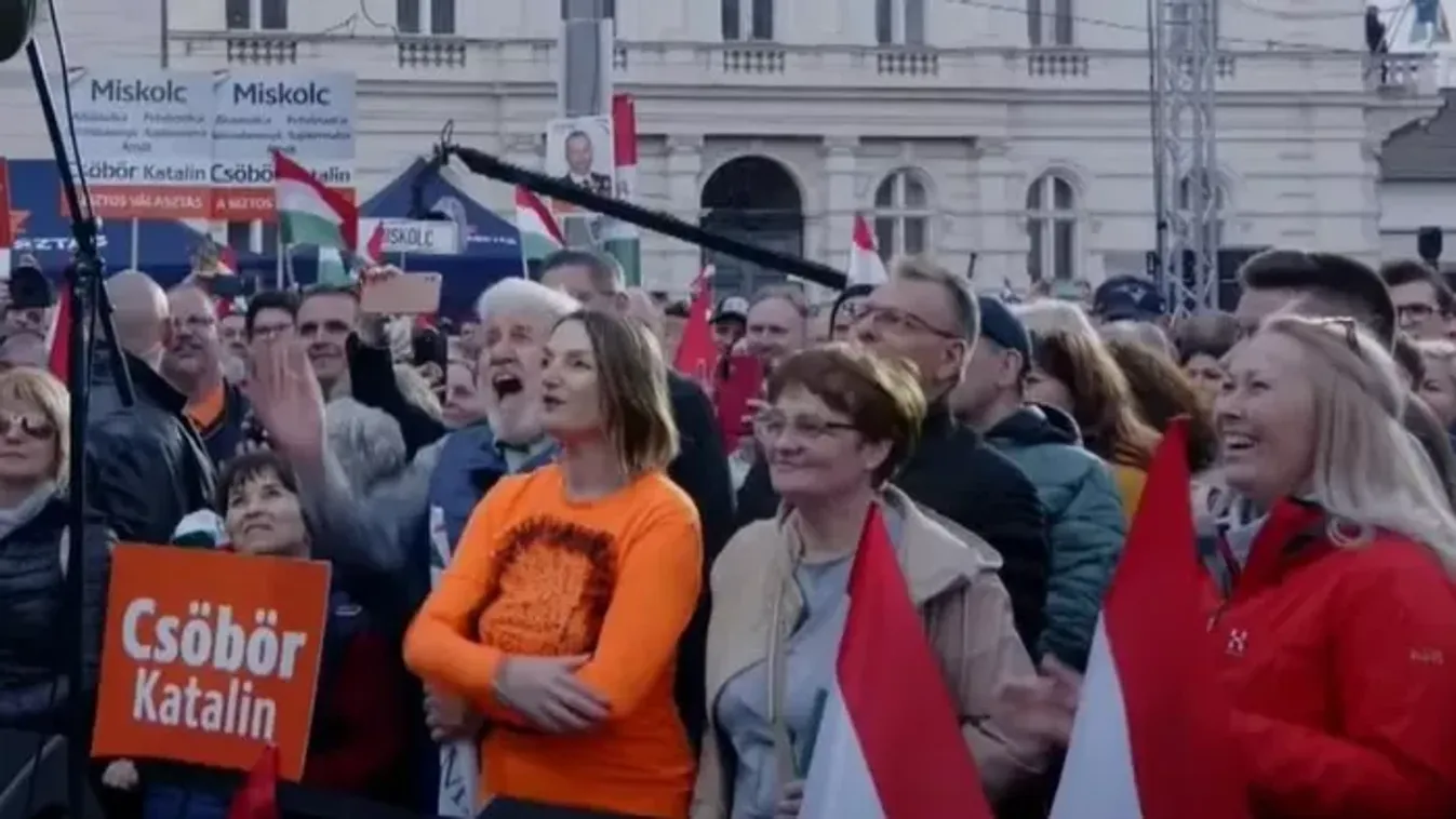 Egy rejtélyes ruházatú nő jelent meg Orbán Viktor beszéde alatt Miskolcon!