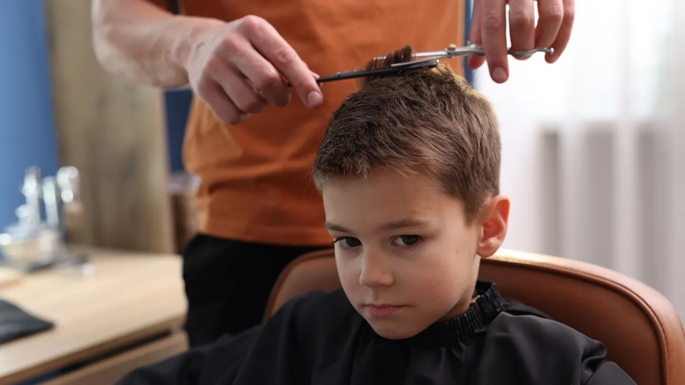 Gyerekek, akik rettegnek a hajvágástól – és gyerekkorunk legszörnyűbb frizurái