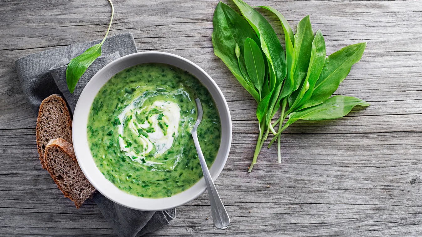 Medvehagymás recept alapján készült krémleves kenyérrel tálalva.