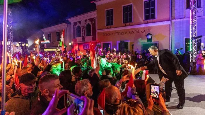 Orbán Viktort meglepték: különleges ajándék került elő